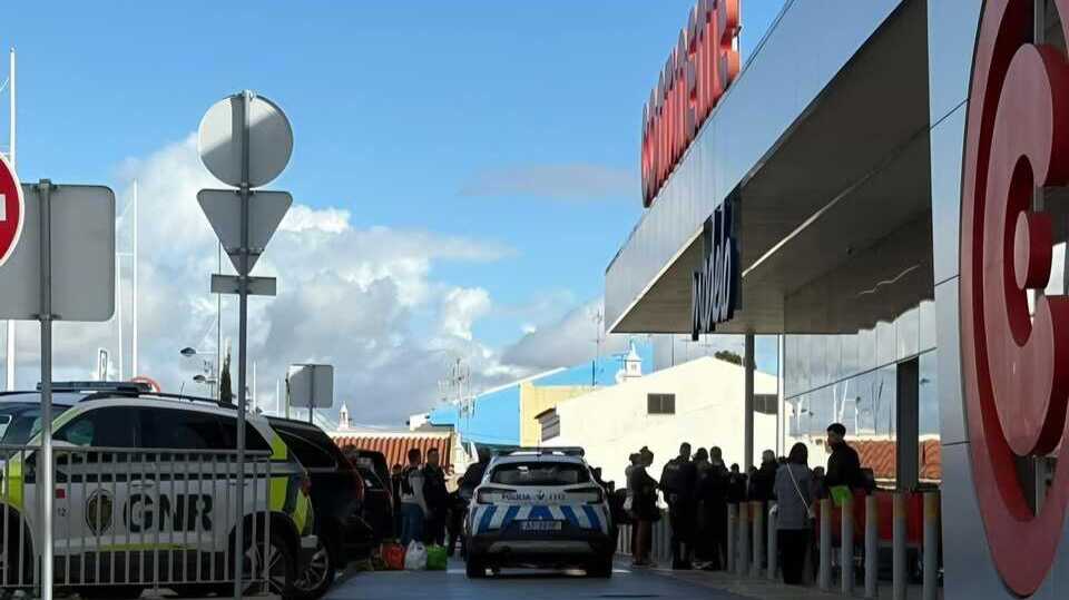 Tres policías heridos tras un violento incidente en un supermercado