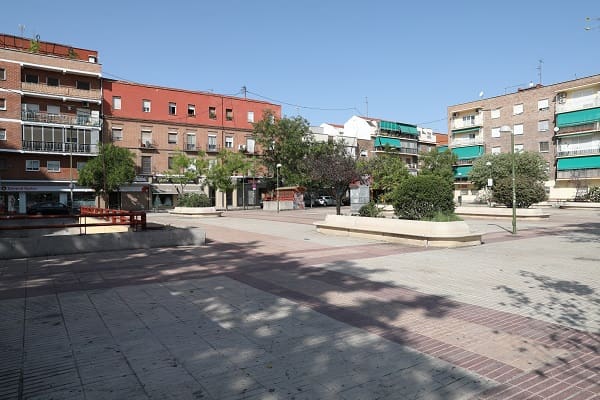 Tres individuos apalean y desnudan en la calle a un joven para robarle en Ciudad Lineal