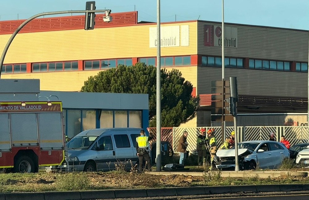Tres heridos en una colisión en la rotonda de Centrolid