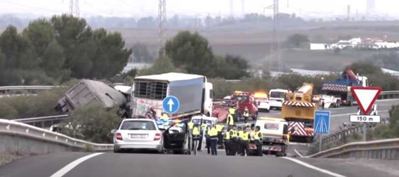 Tres muertos tras un accidente entre dos camiones y un coche