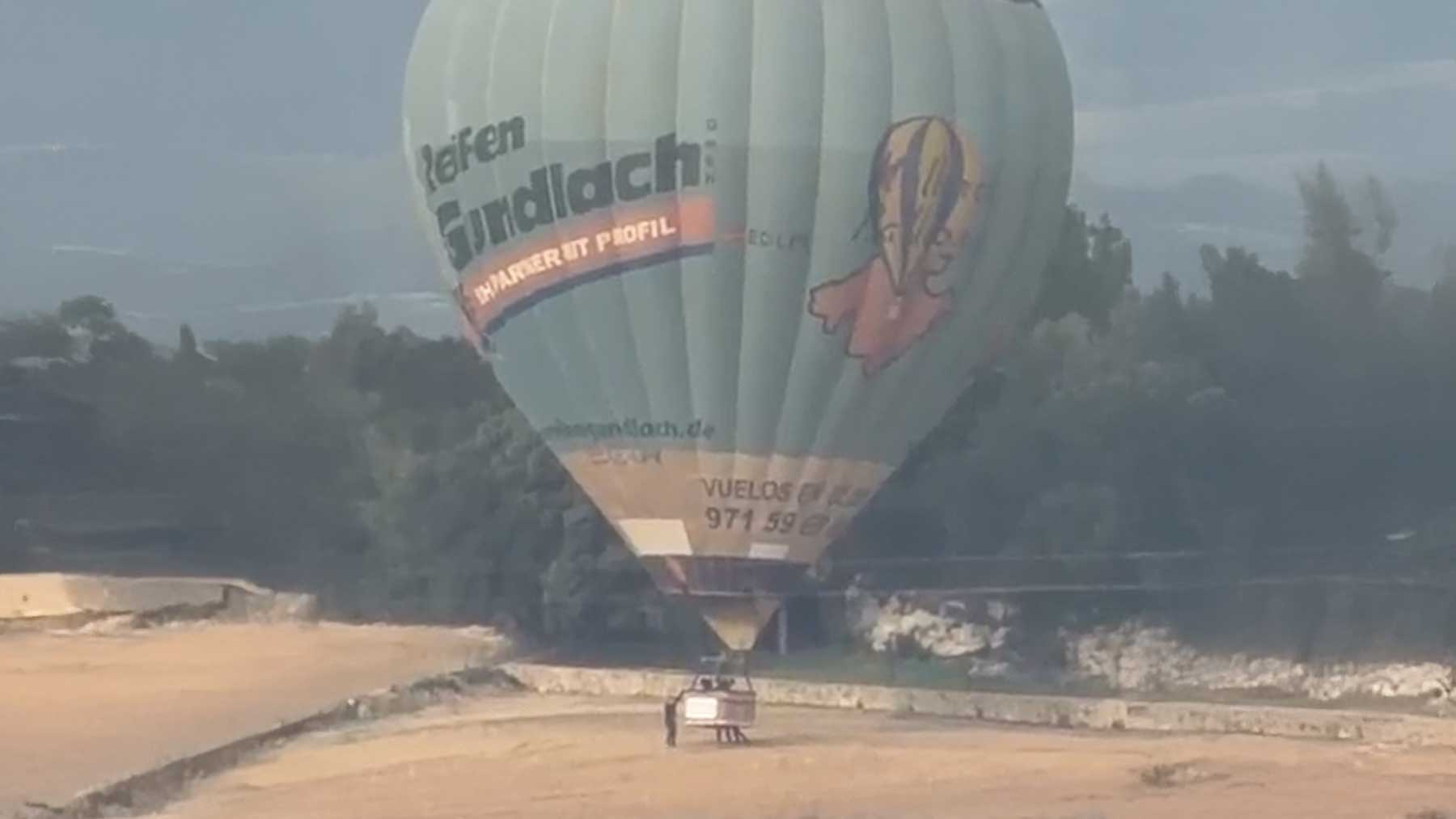 Un globo aerostático pierde el control en Mallorca y está a punto de estamparse contra una casa
