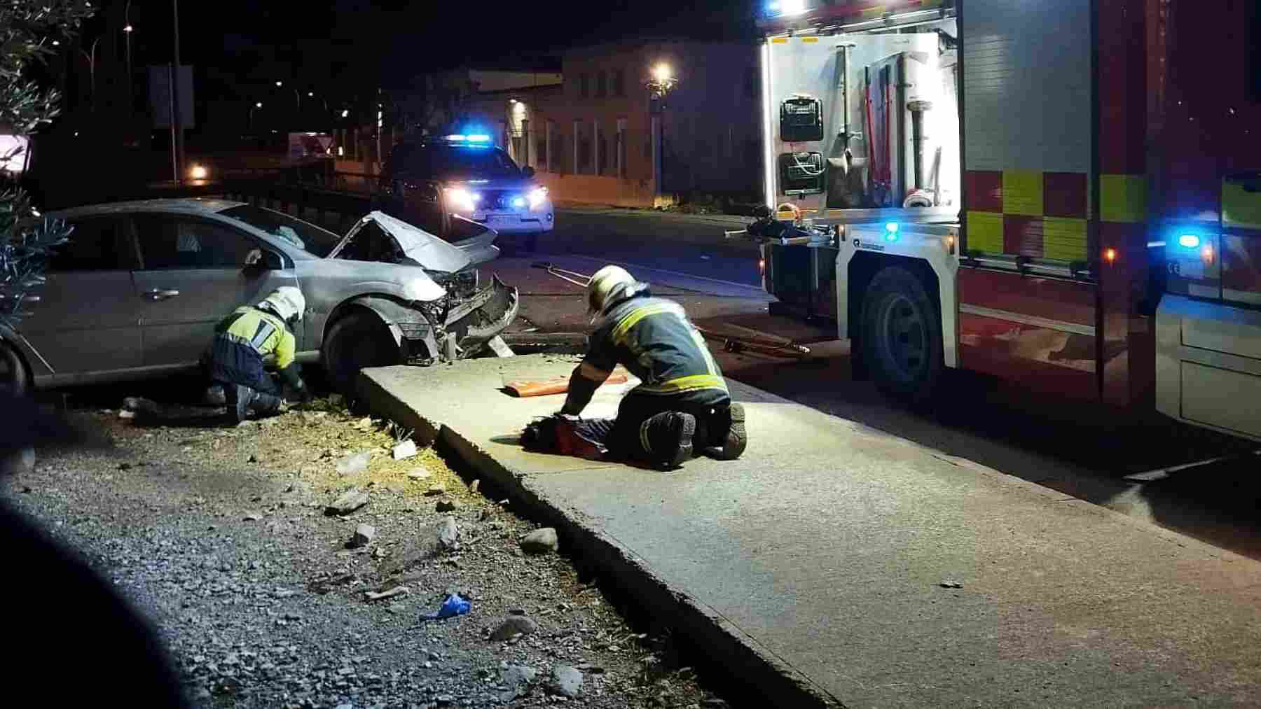 Se empotra de madrugada con su coche contra una farola en un pueblo de Navarra: está herido con pronóstico reservado