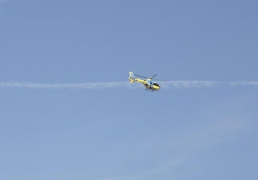 Imagen de un helicóptero sanitario atendiendo a un motorista herido tras un accidente en El Cabaco