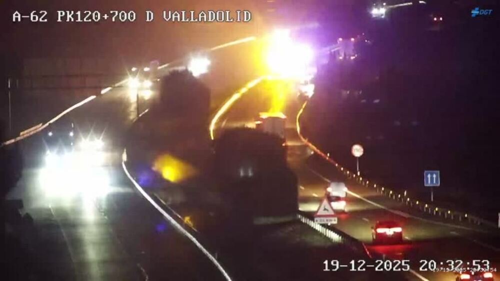 Choca un camión contra una grúa que estaba parada en la A-62