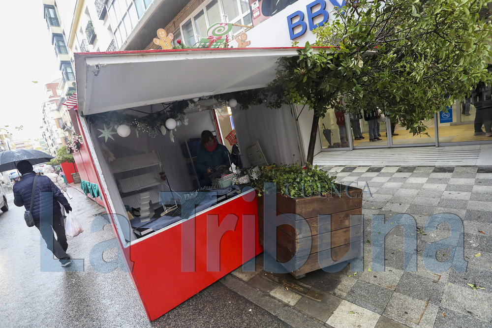 Una furgoneta arrasa una caseta del mercadillo navideño