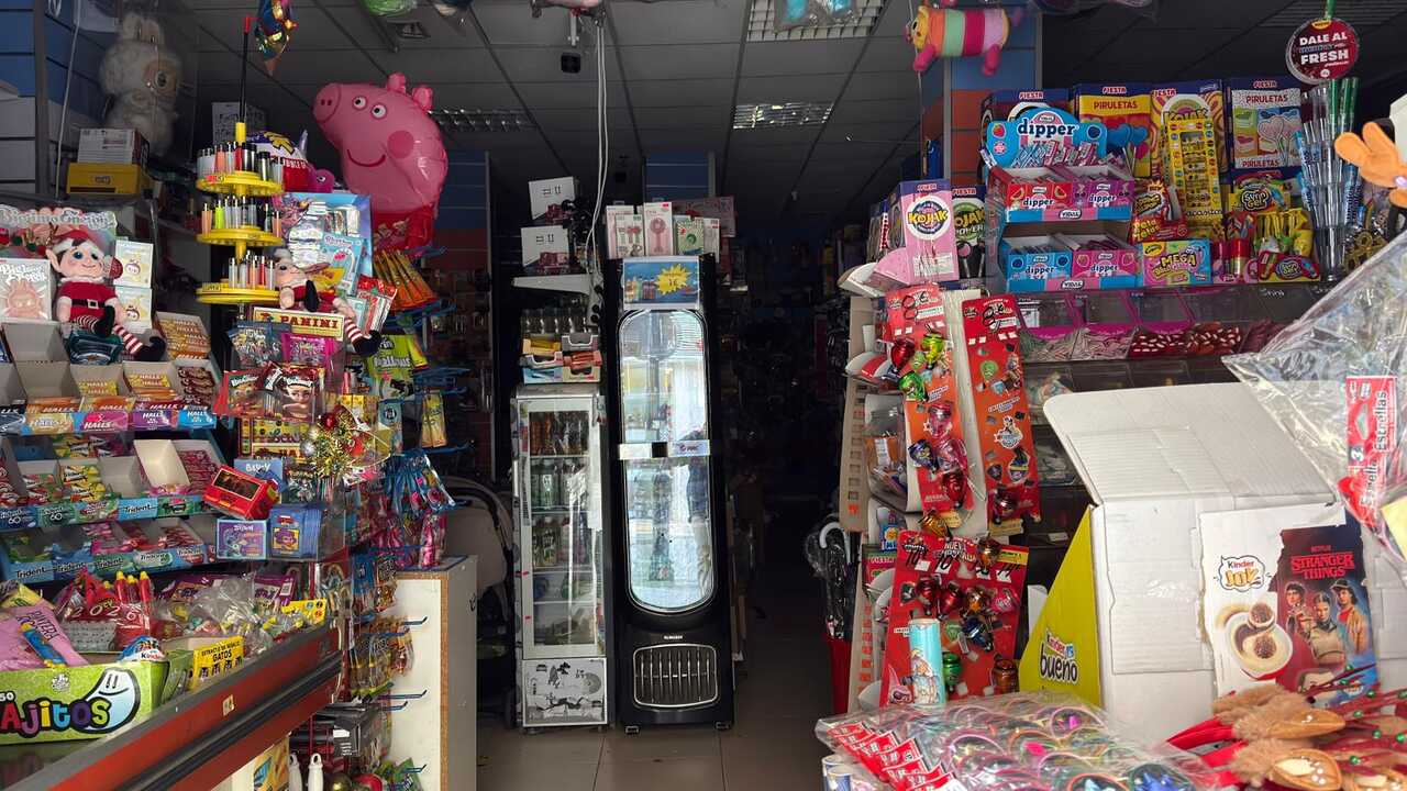 Algunos de los locales del centro de Huelva sin luz. Fuente: Carlos Martínez