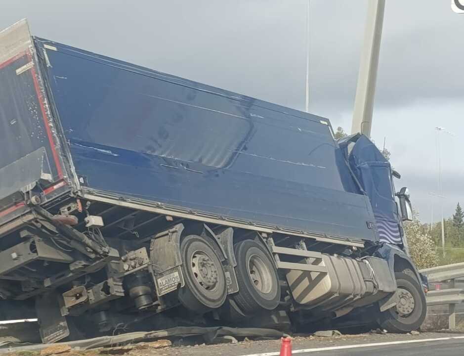 Así fue el accidente en la H-30 tras el vuelco de un camión cargado de sacos de harina