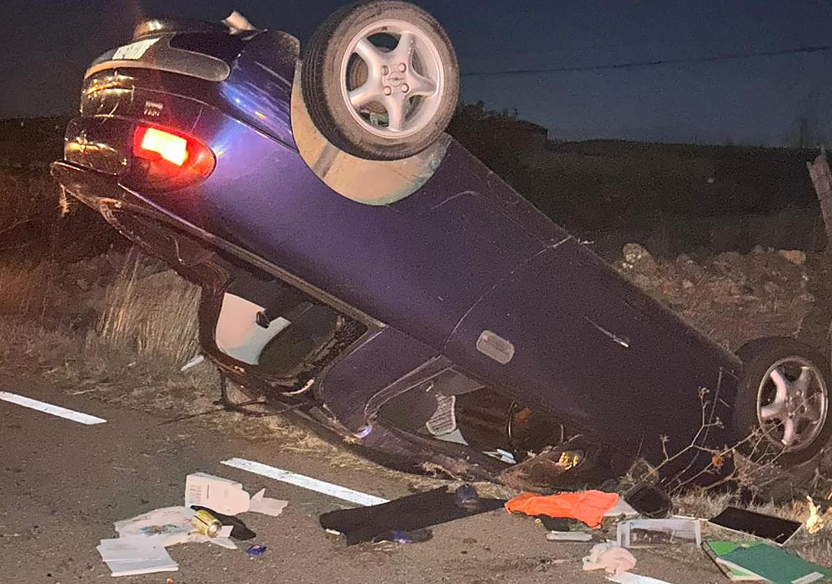 Vuelca un coche en un espectacular accidente a la entrada de Arapiles