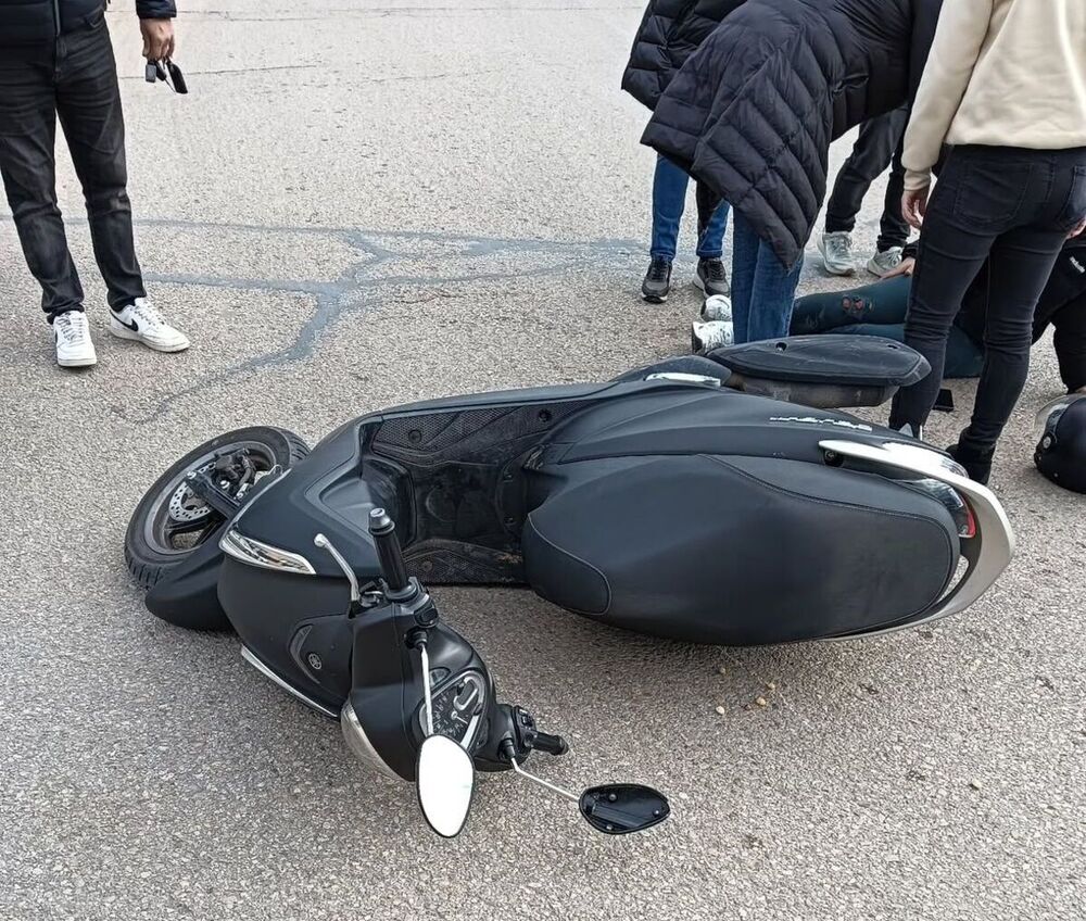 Una mujer sufre un accidente de motocicleta
