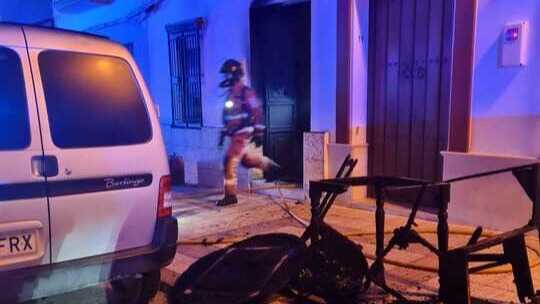 Un incendio en una vivienda de Almonte deja a una mujer hospitalizada