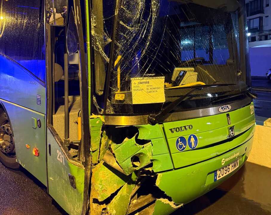 Accidente en La Galera: Un autobús sufre destrozos tras llevarse por delante una medianera