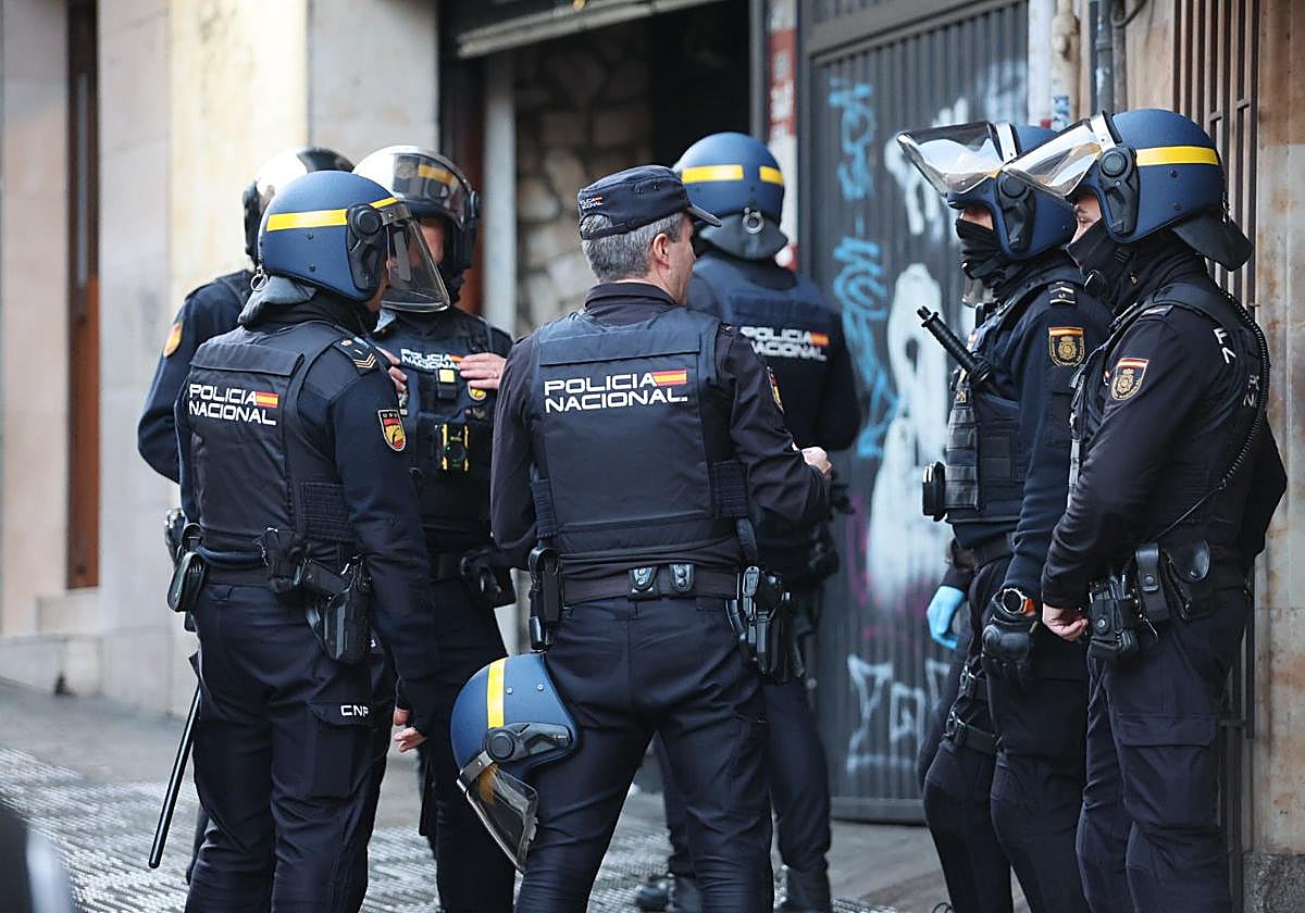 La Policía Nacional interviene por cuarta vez en el bar de Santi Spiritus tras múltiples incidentes.