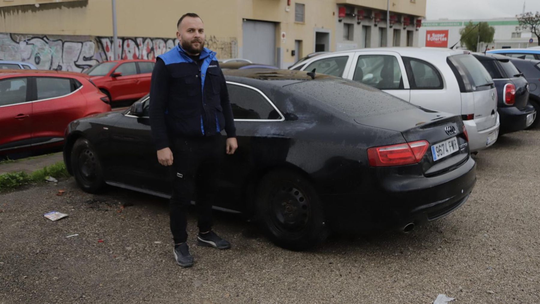 La víctima del ataque de los okupas de la cárcel vieja de Palma: «Soy un currante y me han destrozado el coche»
