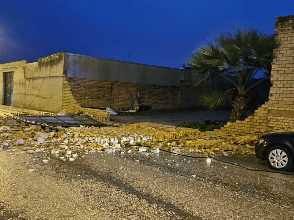 El fuerte viento causa daños en Almonte: muros, árboles y puertas caen en distintos puntos del municipio