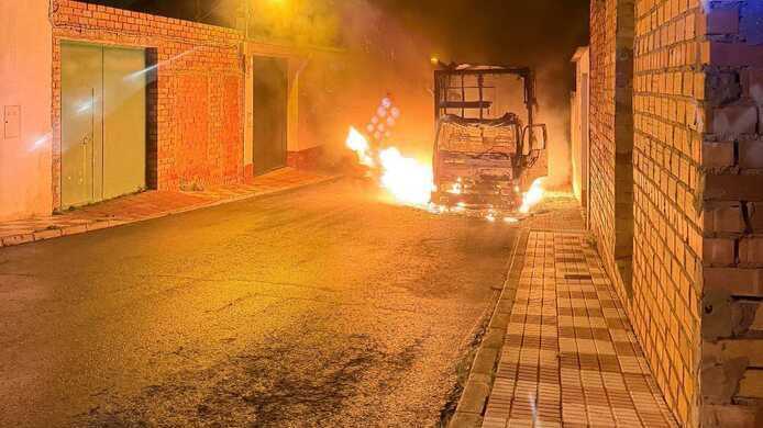 Susto en Almonte: un camión sale ardiendo en la calle Cabezo Gordo