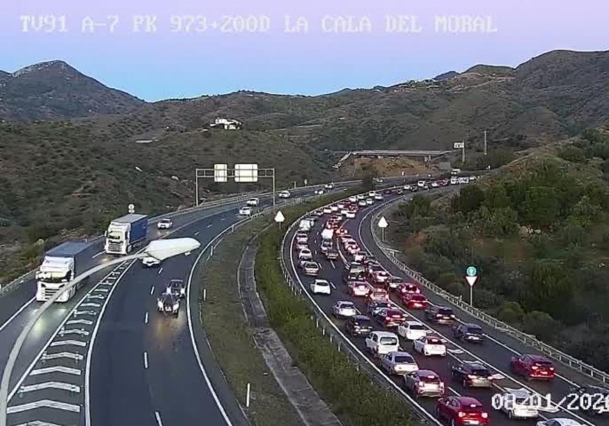 Accidente Múltiple en la A-7 Genera Siete Kilómetros de Retenciones en Hora Punta