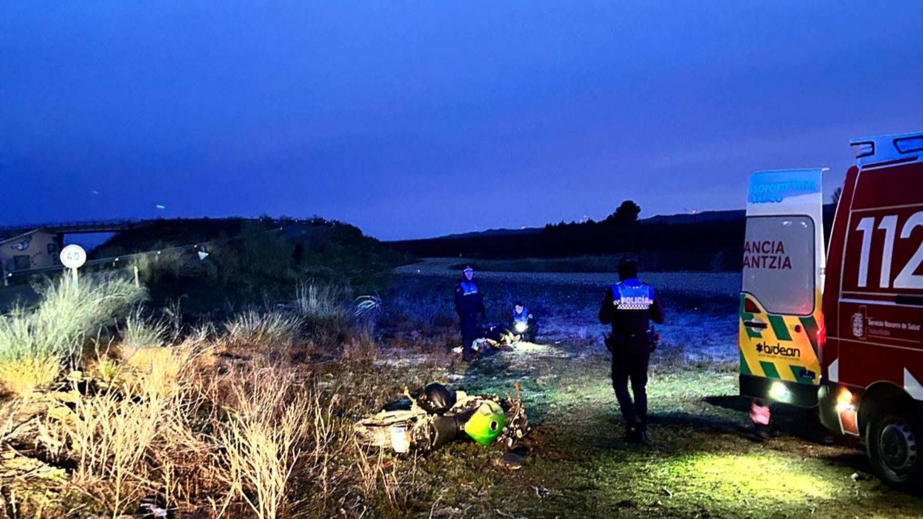 Persecución a toda velocidad: huye de la policía en Navarra a cien por hora en sentido contrario y acaba despeñándose