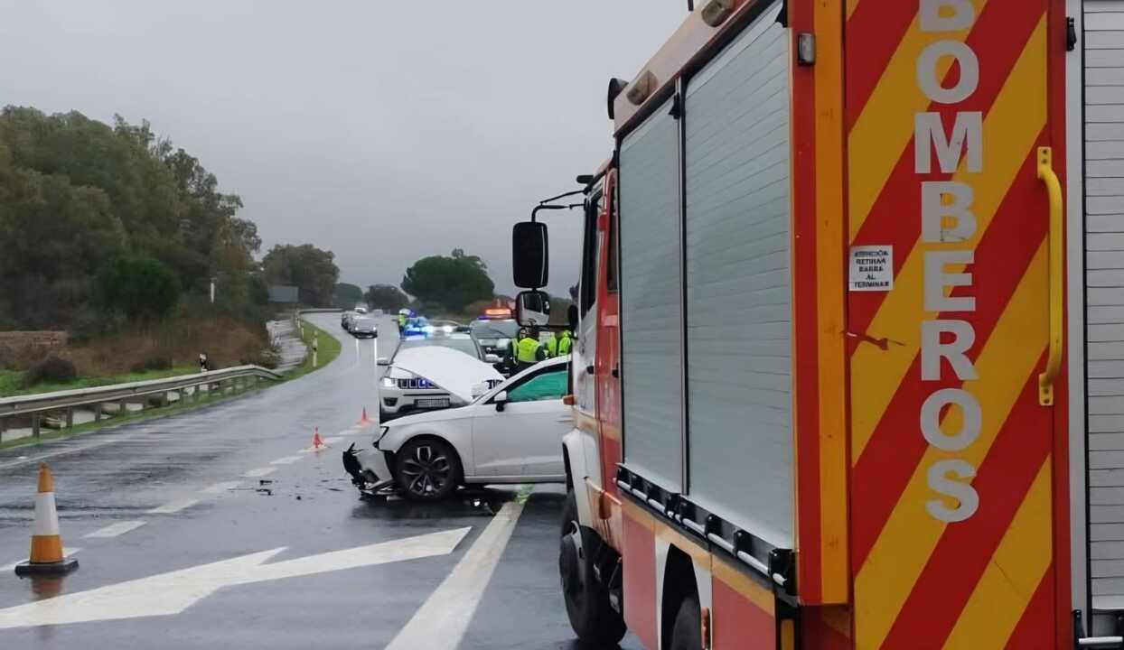 Un herido de 29 años tras un accidente entre dos turismos en la A-495