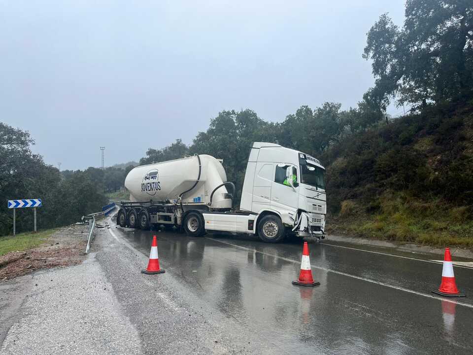 Cortan la N-433 en la Sierra tras un accidente entre dos camiones