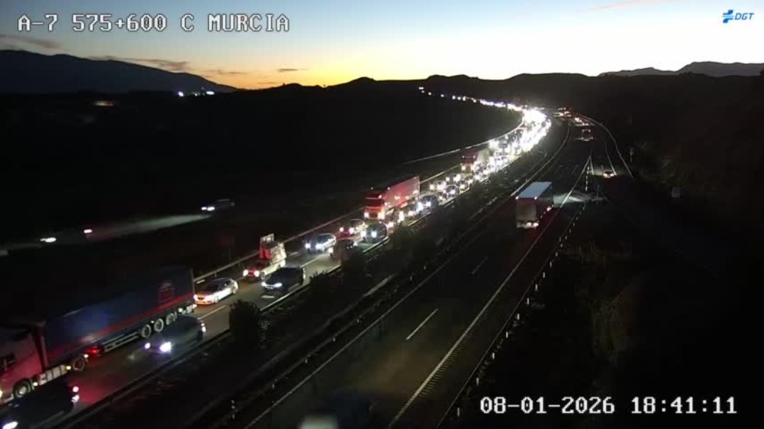 Accidente de tráfico por alcance múltiple en la A-7 provoca importantes retenciones y heridos leves