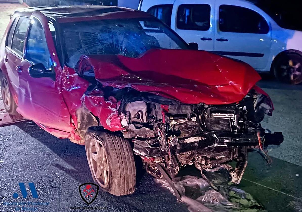 Accidente en Coín: Conductor choca contra poste de alumbrado navideño y provoca daños en tres vehículos