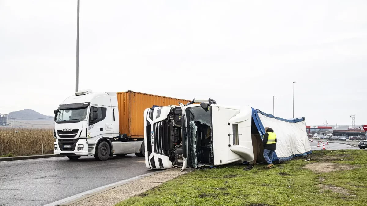 Herido un camionero después de volcar en una rotonda de la LL-11