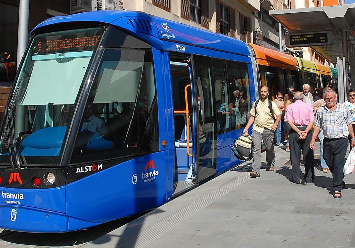 El tranvía de Tenerife choca contra una guagua a la altura del hospital de la Candelaria