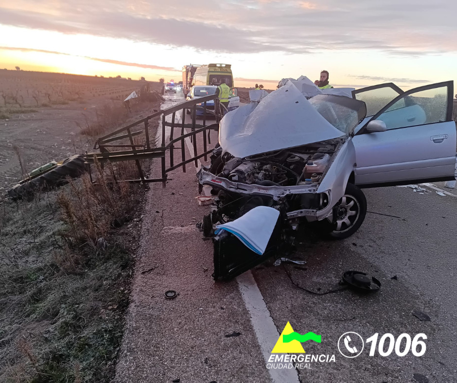 Accidente entre turismo y tractor agrícola provoca vuelco y atrapamiento en Socuéllamos