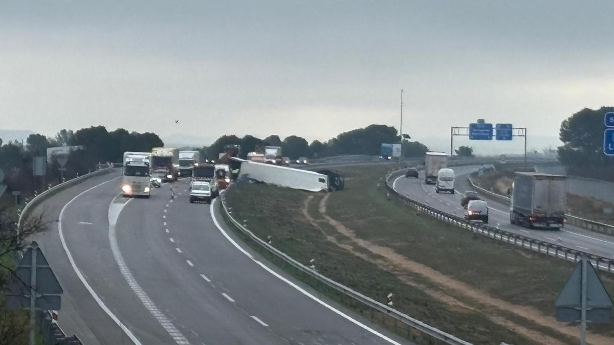 Accidentes de camiones en la A-2 en Tàrrega y en la AP-2 en Albatàrrec