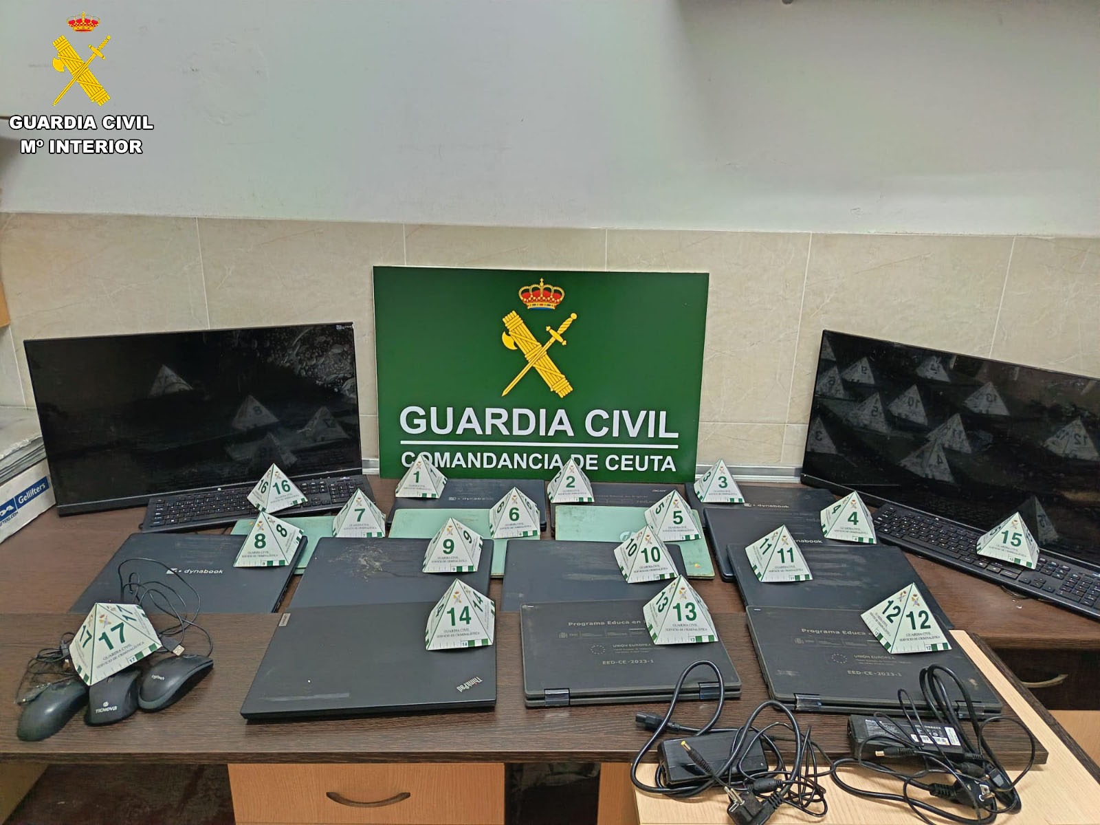 La Guardia Civil halla en una cueva de Benzú 14 ordenadores robados hace un año en el CEIP Ruiz Picasso