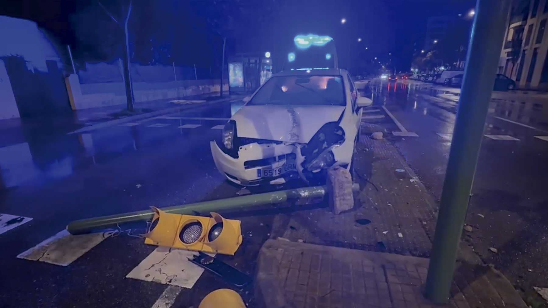 Hospitalizado el conductor de un coche tras empotrarse contra un semáforo frente a la antigua cárcel de Palma