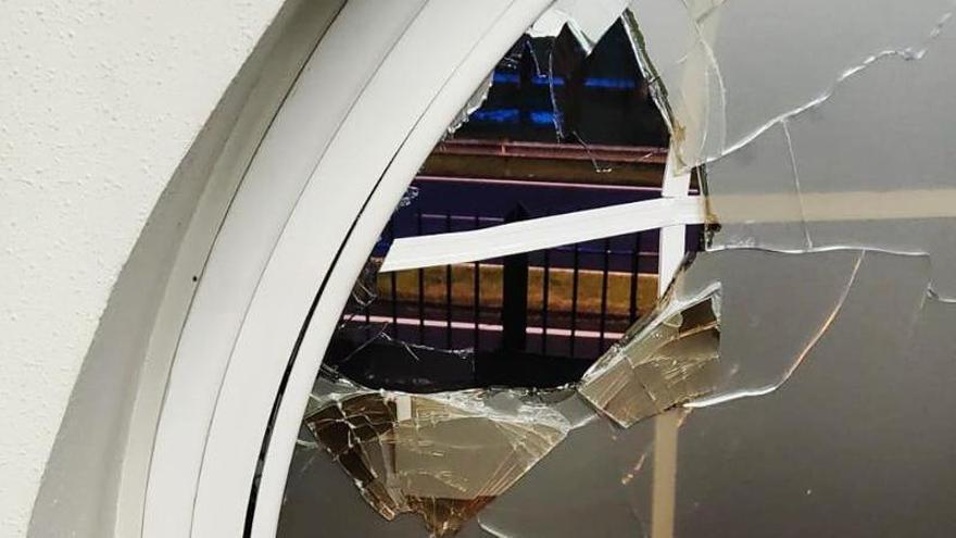 Atacan con piedras la comisaría de la Policía Local de Irun durante la madrugada
