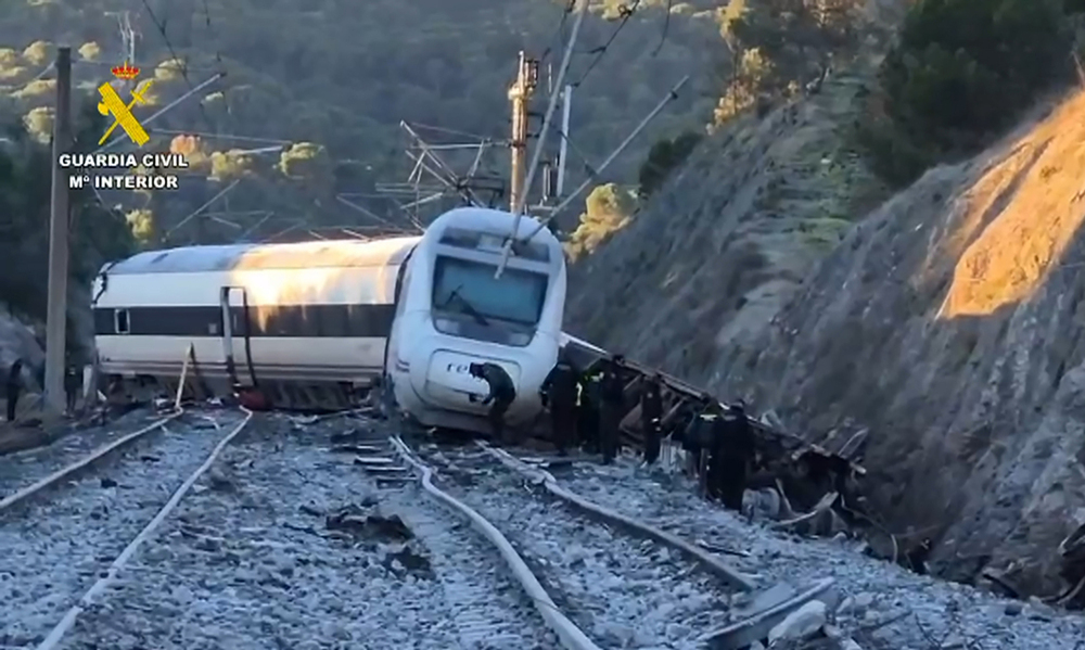 Ávila se suma al dolor por el trágico accidente de Adamuz