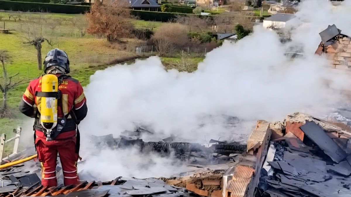 Los bomberos de Ponferrada sofocan un incendio en el tejado de una vivienda en Molinaseca.