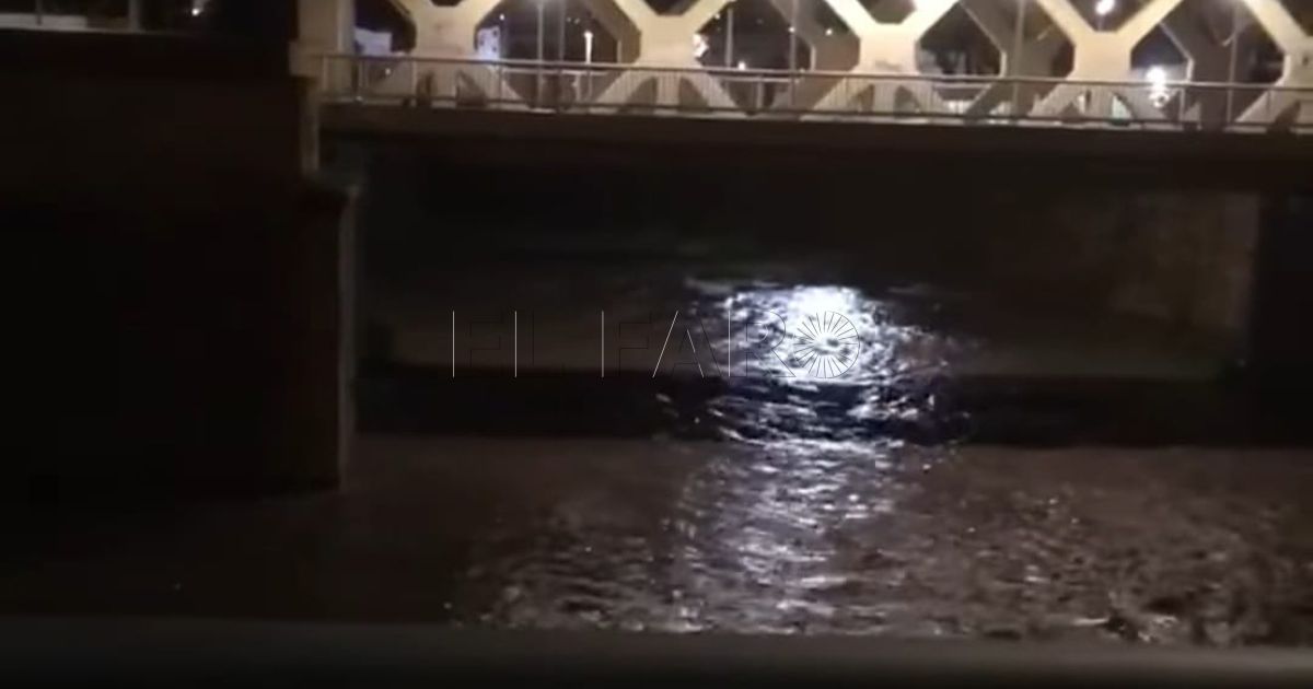 Los Bomberos rescatan a una persona que iba caminando por el Río de Oro inundado