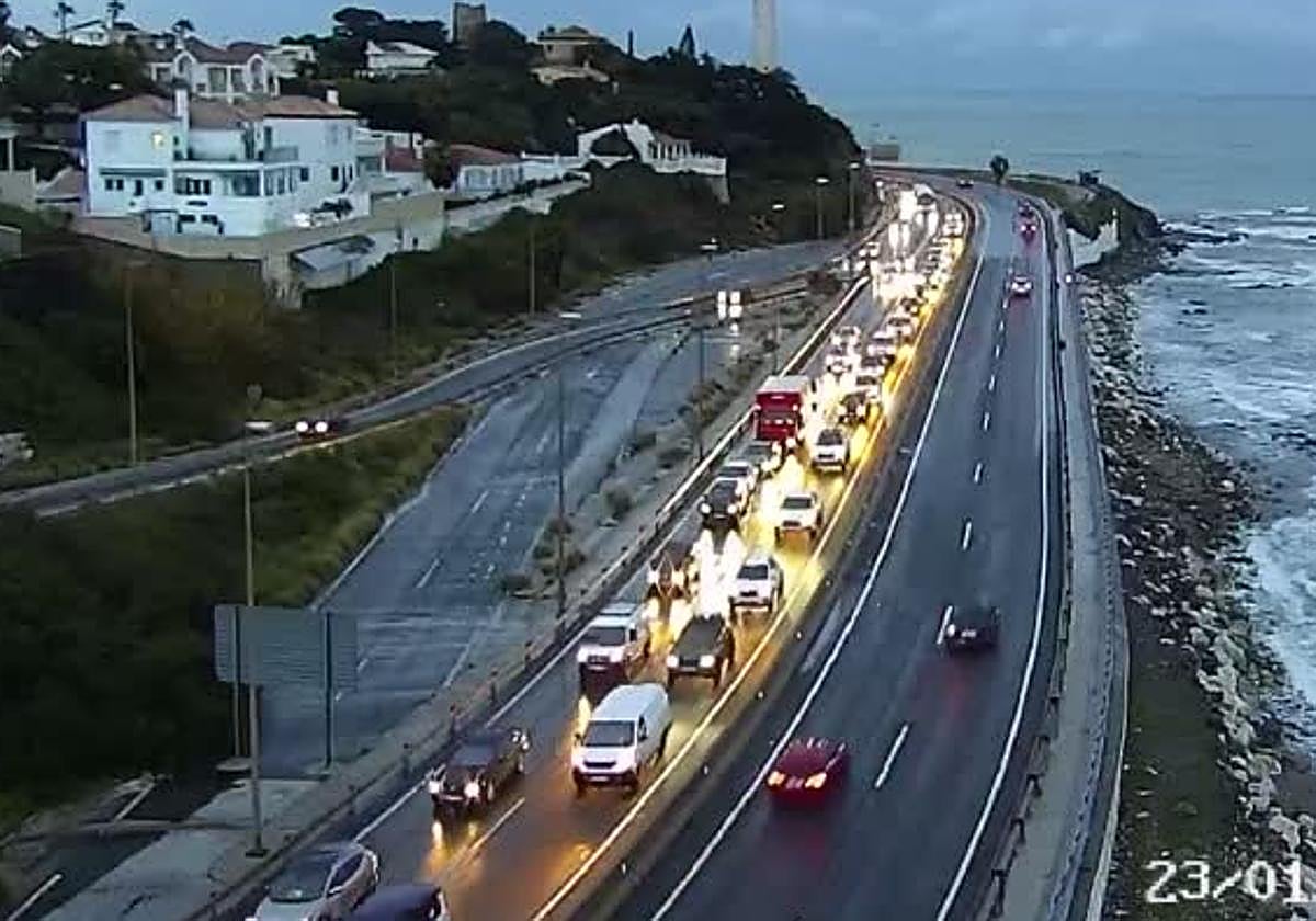 Caos en las carreteras malagueñas: Múltiples accidentes y lluvias complican el tráfico en el inicio del viernes