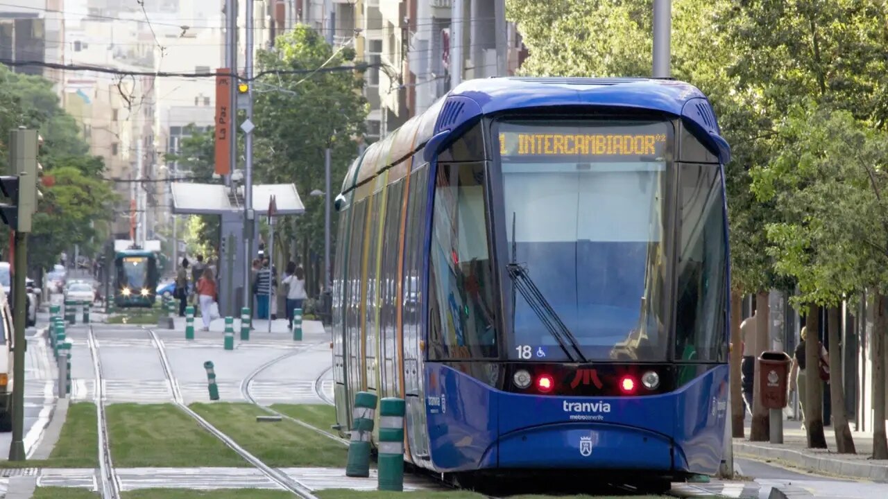 Descarrila un tranvía tras chocar contra un autobús en Tenerife