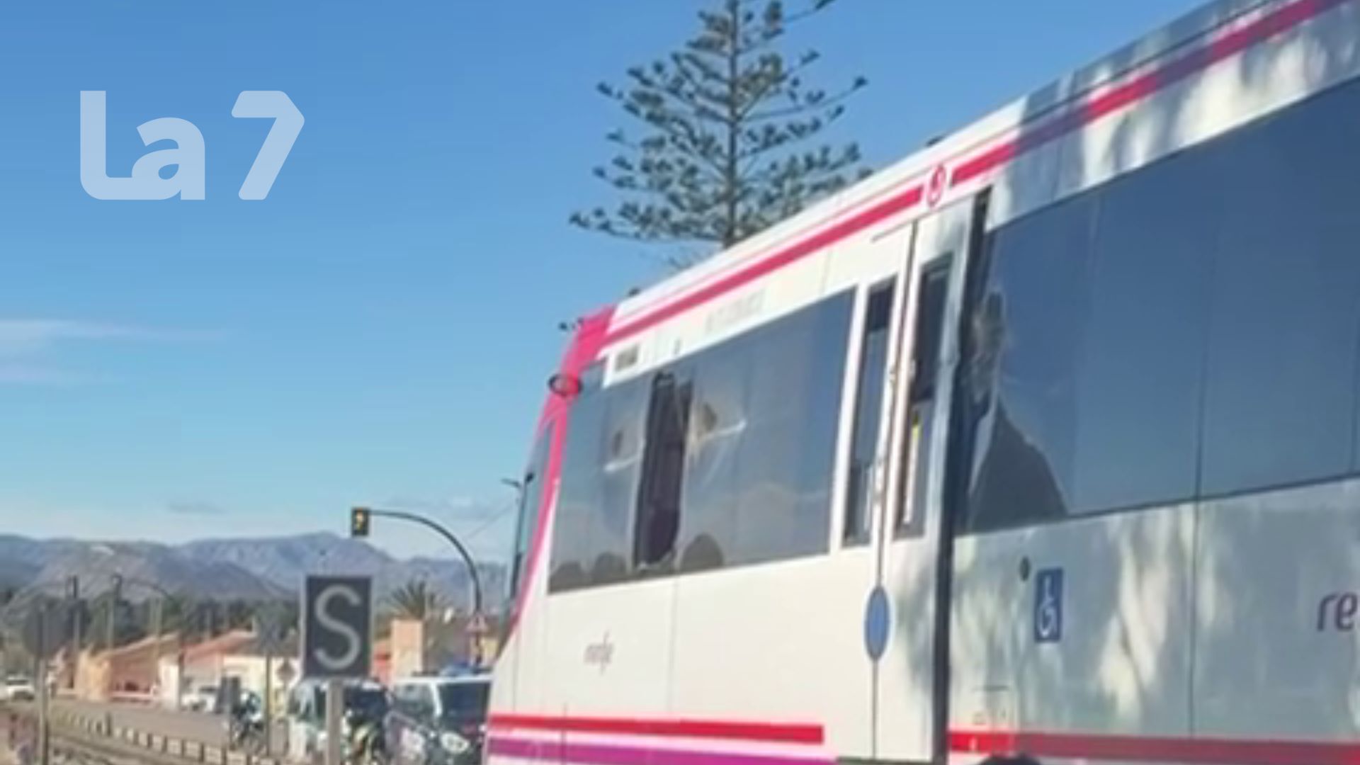 Choca un tren de pasajeros contra el brazo de una grúa en Alumbres