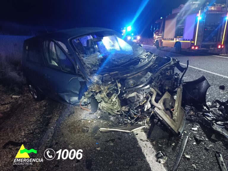 Choque frontolateral entre dos vehículos en la carretera de La Solana a ...