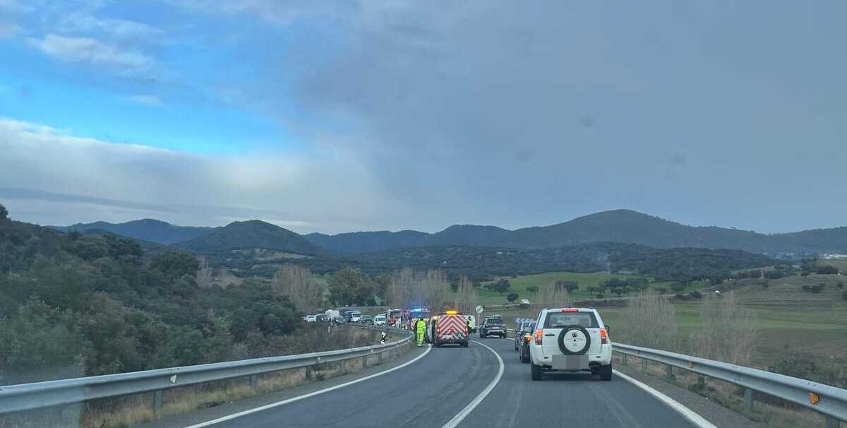 Accidente en la Sierra: Varios atrapados y heridos tras colisionar dos vehículos