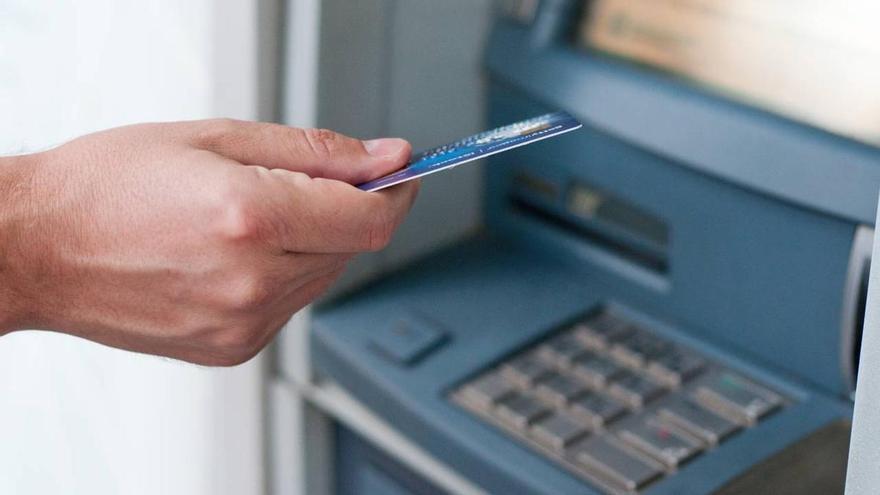 Condenan a una directora de banco por espiar la cuenta de una compañera de su marido