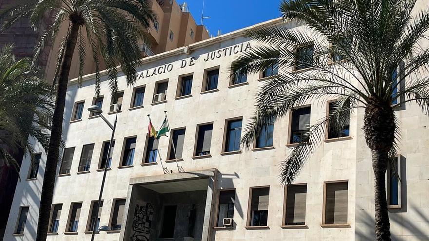 Condenada una camarera en Almería por estafar 51.000 euros a un cliente con su tarjeta