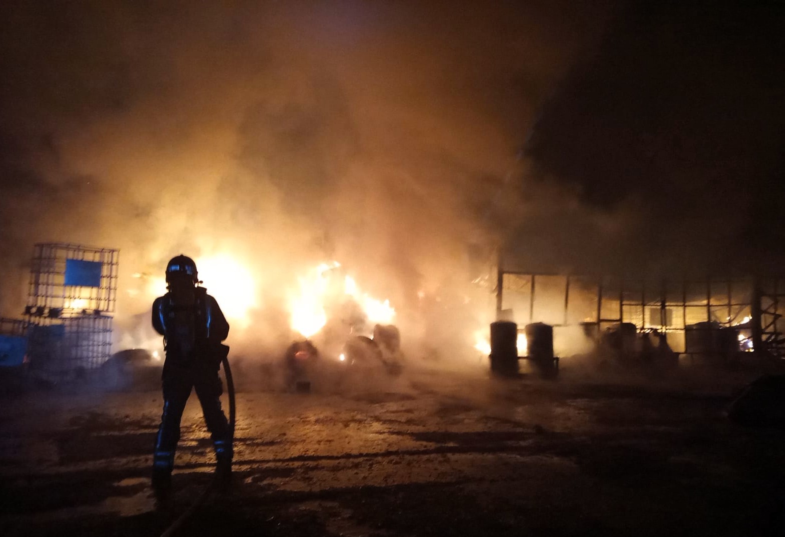 Arde una empresa de tratamiento de maderas en Caravaca de la Cruz sin heridos