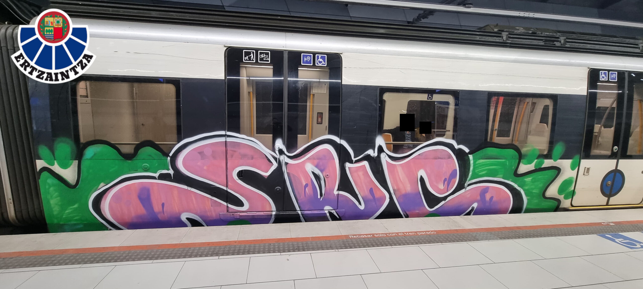Cuatro jóvenes arrestados en Bedia tras sabotear una vía ferroviaria y pintar un tren de Euskotren