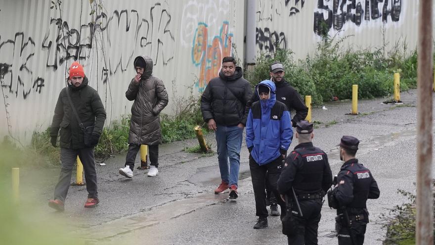 Desalojado un pabellón en Donostia donde pernoctaban 20 personas, generando conflicto vecinal.