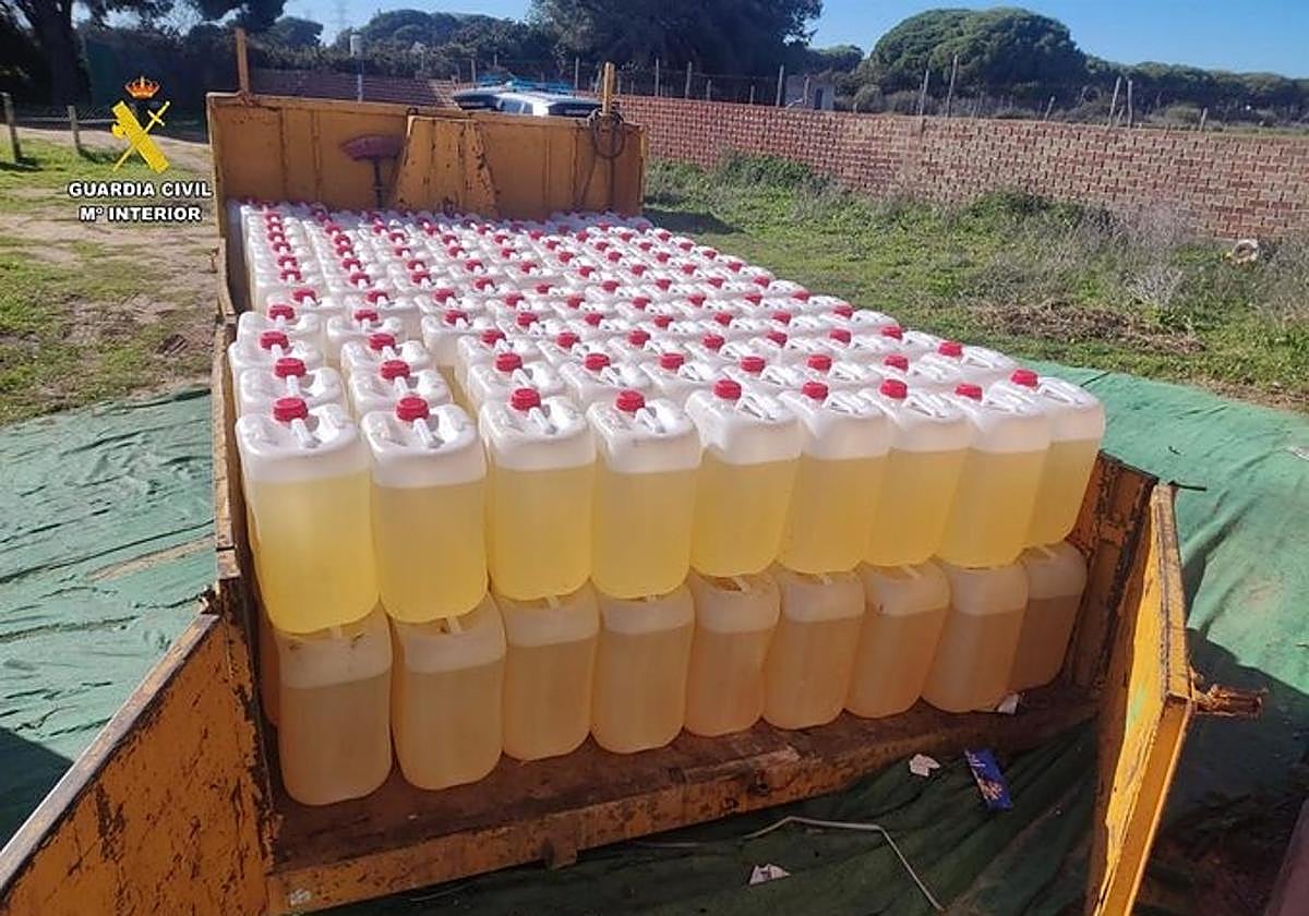 Desarticulada una organización criminal en Cádiz y Málaga dedicada al abastecimiento de gasolina a narcolanchas: 15 detenidos y casi 20.000 litros de combustible incautados