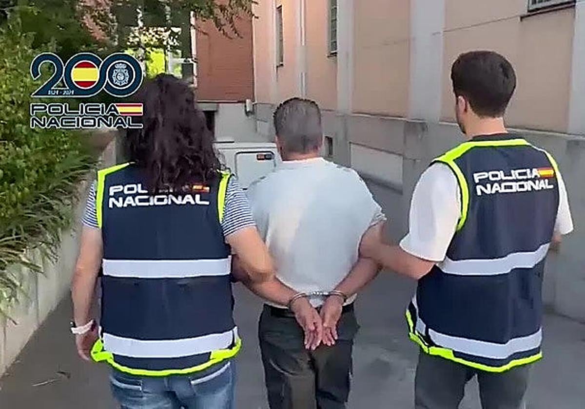 Bastones para simular avanzada edad, chinchetas para pinchar neumáticos... los trucos de dos células que robaban bancos en Málaga
