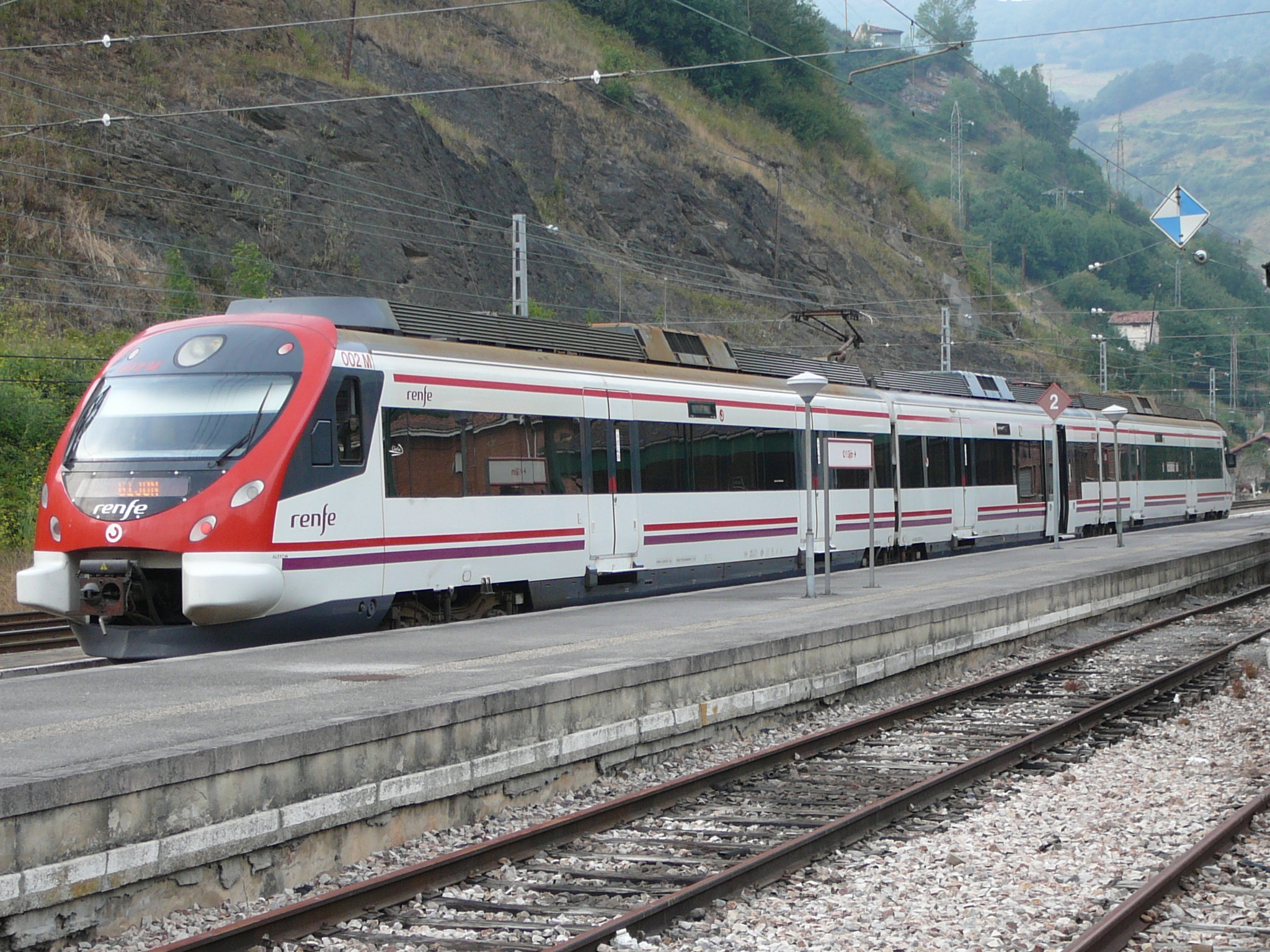 Nuevo accidente ferroviario: un desprendimiento en un tunel daña un tren en Asturias, sin causar heridos