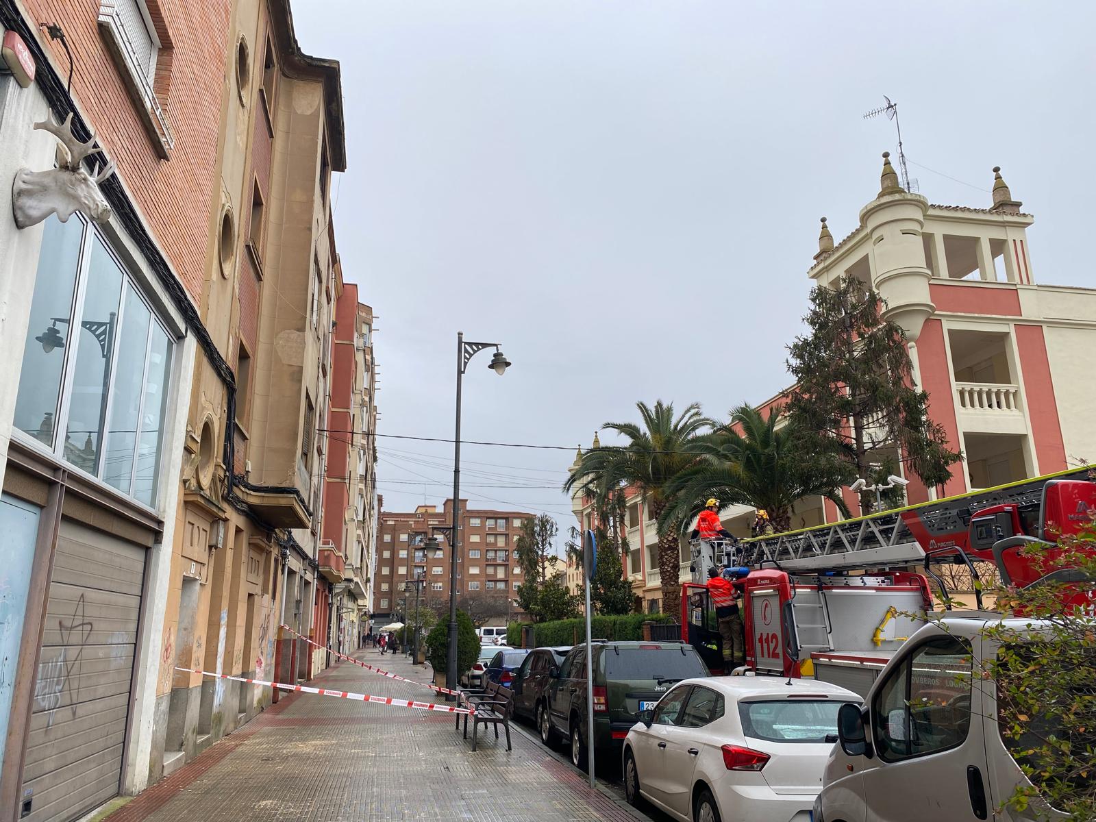 Los bomberos intervienen en un desprendimiento de fachada en un edificio okupado de la calle Bailén