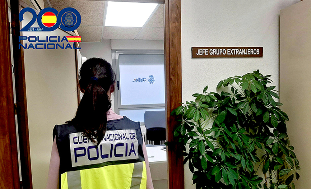 Detenida por estafar a extranjeros mediante falsos trámites